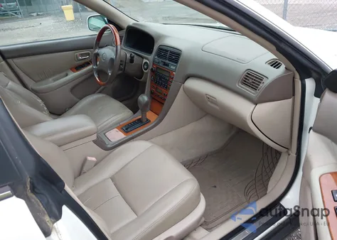 2001 Lexus Es 300 from USA, damaged, VIN JT8BF28GX10323850